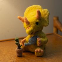 Dino loves plant (My project in Art Toy Creation: Needle Felting Technique course). Character Design, Arts, Crafts, To, Design, and Fiber Arts project by _ana_ - 10.15.2021
