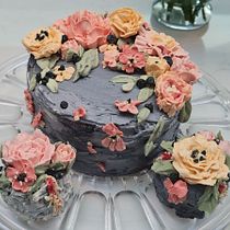 Petra Lee : Autumn bouquet (My project in decorative Buttercream Flowers for Cake Design course). Design, and DIY project by Petra Lee - 10.15.2021