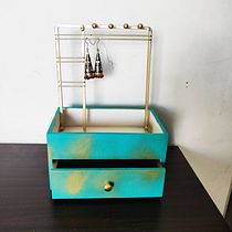 My project in Upcycling Vintage Furniture with Painting Techniques course. Artesanato, Design e fabricação de móveis, Design de interiores, Pintura, DIY, Marcenaria, Upc, e cling projeto de Rajshree Nagarkar - 16.10.2021