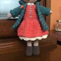 Mi bella amigurita, vestida y calzada.. Un progetto di Design di giocattoli, Fiber Art, Uncinetto e Amigurumi di Noemì Estrada - 20.10.2021
