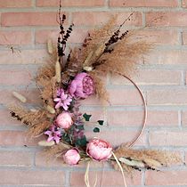 Il mio progetto del corso: Creazione di una ghirlanda con fiori secchi. Un projet de Design , Design d'intérieur, Pa, sagisme, DIY , et Art floral et végétal de robertaurilio - 25.10.2021