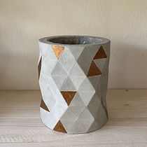 My project in Geometric Handmade Molds: Design 3D-faceted Objects course. Un projet de Design , Création d'accessoires, Artisanat, Beaux Arts, Design d'intérieur, Décoration, Décoration d'intérieur , et DIY de sigrid_aicher - 22.10.2021