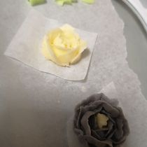My project in Decorative Buttercream Flowers for Cake Design course. Design, and DIY project by Cristina Vizinteanu - 10.27.2021
