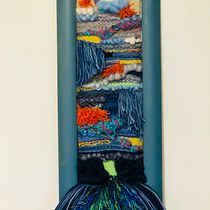 My project in Introduction to Frame Loom Tapestry course. Een project van  Interieurdecoratie, Ontwerp van accessoires y Textiel van Sue Edmondson - 27.10.2021