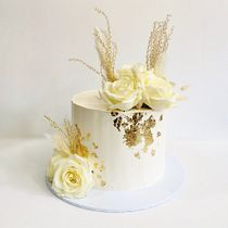 My project in Decorative Buttercream Flowers for Cake Design course. Un proyecto de Diseño y DIY de Füsun Sert - 30.10.2021