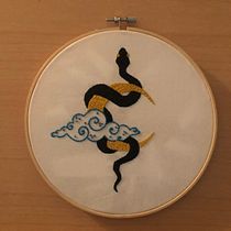 Mi Proyecto del curso: Técnicas básicas de bordado: puntadas, composiciones y gamas cromáticas. Un projet de Création d'accessoires, Création de costumes, Broderie , et Théorie des couleurs de Anna Martin - 30.10.2021