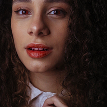 Meu projeto do curso: Autorretrato fotográfico artístico  Tema: Dia das Bruxas / Halloween. Photograph, Portrait Photograph, Fine-Art Photograph, Self-Portrait Photograph & Interior Photograph project by lumaeckert - 10.30.2021