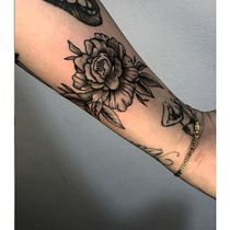 Mi Proyecto del curso: Tatuaje botánico con puntillismo. Un progetto di Design di tatuaggi, Illustrazione tradizionale e Illustrazione botanica di Ingrid tatiana Gutierrez Romero - 07.11.2021