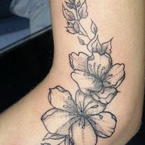 Mi Proyecto del curso: Tatuaje botánico con puntillismo. Un progetto di Design di tatuaggi, Illustrazione tradizionale e Illustrazione botanica di Edgar Oswaldo albornoz - 07.11.2021