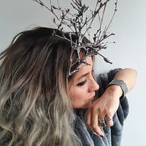 My project in Floral Headpiece: Using Flowers to Create Accessories course. Accessor, Design, Fashion Design, DIY, Floral, and Plant Design project by Mariana Cattoir - 11.10.2021