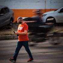 O celular nosso de cada dia. Un projet de Photographie, Photographie extérieure, Photographie documentaire, Photographie lifest , et le de Leonardo Guadagnin - 10.11.2021