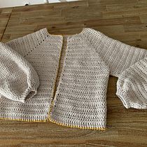 Meu projeto do curso:  Top-down: roupas de crochê sem costura. Un progetto di Fashion design, Fiber Art, DIY e Uncinetto di celinebardinet - 12.11.2021