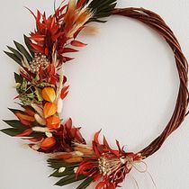 Il mio progetto del corso: Creazione di una ghirlanda con fiori secchi. Design, Interior Design, L, scape Architecture, DIY, Floral, Plant Design, and Textile Design project by sabrycinque - 10.20.2022