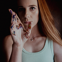 My project in Pictorial Portrait Photography course. Un projet de Photographie, Photographie de portrait, Photographie de studio, Photographie artistique , et Photographie intérieure de Ke Lly - 16.11.2021