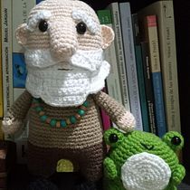 Mi Proyecto del curso: "el viejo fritz (cindie) y la  ranita joe (sofia). Arts, Crafts, To, Design, Fiber Arts, Crochet, and Amigurumi project by Julio Polanco Ocampo - 11.20.2021