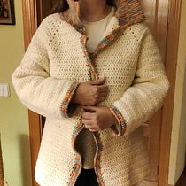 Mi Proyecto del curso:  Top-down: prendas a crochet de una sola pieza: ABRIGO. Un progetto di Fashion design, Fiber Art, DIY e Uncinetto di Eugenia Monche Careaga - 20.11.2021