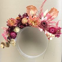 My project in Floral Headpiece: Using Flowers to Create Accessories course. Un proyecto de Diseño de complementos, Diseño de moda, DIY, Diseño floral y vegetal de Bettina Mitchell - 31.10.2021