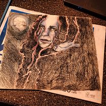 Il mio progetto del corso: Ritratto creativo in chiaroscuro con matita. Un projet de Illustration traditionnelle, Dessin au cra, on, Dessin de portrait , et Dessin artistique de Elisa Capognaa - 25.11.2021
