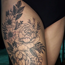 Meu projeto do curso: Tatuagem botânica com pontilhismo. Un progetto di Illustrazione tradizionale, Design di tatuaggi e Illustrazione botanica di clarice_terra - 14.10.2021