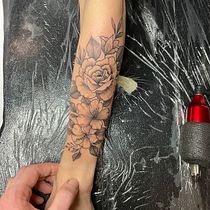 First tattoo on human skin. Un progetto di Illustrazione tradizionale, Design di tatuaggi e Illustrazione botanica di Mateusz Putylo - 28.11.2021