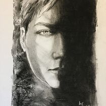 My project in Artistic Charcoal Portraiture: Creating Atmosphere course. Ilustração tradicional, Artes plásticas, Desenho, Desenho de retrato, Desenho realista, e Desenho artístico projeto de liliana_cowlam - 23.11.2021