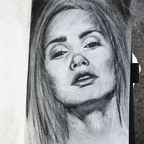 My project in Artistic Charcoal Portraiture: Creating Atmosphere course. Ilustração tradicional, Artes plásticas, Desenho, Desenho de retrato, Desenho realista, e Desenho artístico projeto de Myriam - 02.12.2021