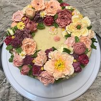 My project in Decorative Buttercream Flowers for Cake Design course. Design, and DIY project by Kay Kei - 12.03.2021
