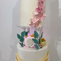 My Elegant outcome of Sugar Flower, sugar leaves & Pillar. Un progetto di Design e DIY di Mary Cris Martin - 05.06.2021