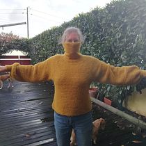 My project in  Top-Down: One-Piece Crocheted Garments  course - Golden Ray pullover. Un progetto di Fashion design, Fiber Art, DIY e Uncinetto di s.j.vanosch - 07.12.2021