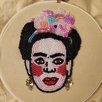My project in Beaded Embroidery Portraits course. Een project van Ontwerp van accessoires, Borduurwerk y  Interieurdecoratie van koldova.mi - 11.12.2021