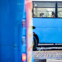 Taking a bus in Seychelles in a rainy day . Un projet de Photographie, Photographie extérieure, Photographie documentaire, Photographie lifest , et le de Sanâa Betayeb - 11.12.2021