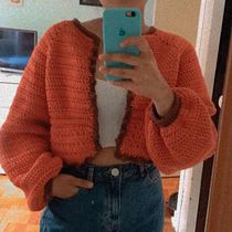 Meu projeto do curso:  Top-down: roupas de crochê sem costura. Un progetto di Fashion design, Fiber Art, DIY e Uncinetto di Adriana Serra - 14.12.2021