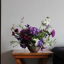 My project in Floral Arrangement Design with Seasonal Blooms course. Floral, Plant Design, Interior Design, L, scape Architecture, Decoration, and DIY project by Louise Sheppard - 12.13.2021