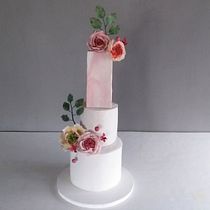 My project in Sugar Flowers for Cake Designs course. Un progetto di Design e DIY di Ugomary Chukwu - 10.01.2022