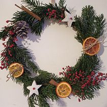 Il mio progetto del corso: Creazione di una ghirlanda con fiori secchi. Design, Design de interiores, Paisagismo, DIY, Design floral e vegetal, e Design têxtil projeto de chiareschina - 22.12.2021