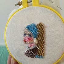 Zombie Girl with a Pearl Earring. Een project van Ontwerp van accessoires, Borduurwerk,  Interieurdecoratie y Textielontwerp van Tiphaine R - 23.12.2021