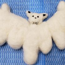  Toy Art: técnica de feltragem com agulha - Personagem - Morfeu -  O morcego albino. Un projet de Conception de personnages, Artisanat, Conception de jouets, Art textile, Feutrage à l'aiguille , et Design textile de carolinesuzuki - 26.12.2021