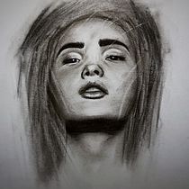 Mein Kursprojekt: Künstlerisches Porträt mit Kohlestift: die Atmosphäre. Ilustração tradicional, Artes plásticas, Desenho, Desenho de retrato, Desenho realista, e Desenho artístico projeto de Anne - 27.12.2021