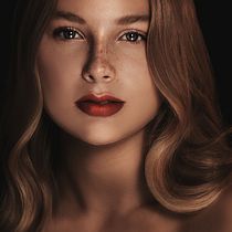 Mi Proyecto del curso: Retoque fotográfico de moda y belleza con Photoshop. Photograph, Photo Retouching, Fashion Photograph, Portrait Photograph, and Digital Photograph project by Inna Zahoruiko - 12.28.2021