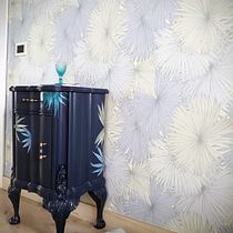 restyling comodino in stile jungle chic con tecniche miste. Un proyecto de Artesanía, Diseño, creación de muebles					, Diseño de interiores, Pintura, DIY, Carpintería, Upc, cling, Pintura decorativa, Restauración, upc y cling de muebles de Daniela Tassoni - 29.12.2021