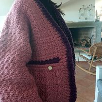 Cardigan romantico oversize in pura lana. Un progetto di Fashion design, Fiber Art, DIY, Uncinetto e Textile Design di Ilaria Moschese - 30.12.2021