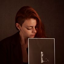 Meu projeto do curso: Autorretrato fotográfico Fine Art. Photograph, Photograph, Post-production, Photo Retouching, Portrait Photograph, Studio Photograph, Fine-Art Photograph, Photomontage, and Self-Portrait Photograph project by Priscila da Costa Veiga - 12.29.2021