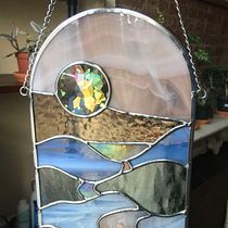 My project in Contemporary Stained Glass Design  course. Un proyecto de Diseño de complementos, Diseño de interiores, Decoración de interiores y DIY de Katie Larson - 30.12.2021