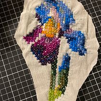 Un iris pour iris. Embroider, DIY, and Textile Design project by Laurence Poilfoulot - 01.01.2022