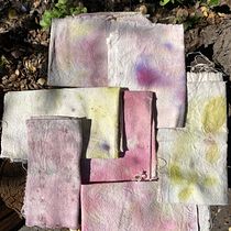 Mi Proyecto del curso: Ecoprint con especies nativas en tela reutilizada para el curso de Impresión botánica en textil y papel. Arts, Crafts, Fashion Design, DIY, Textile D, eing, Textile Printing, and Textile Design project by Constanza Richards - 01.03.2022