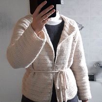 Mein Kursprojekt: Top-down: Häkle einteilige Kleidungsstücke_Häkeljacke mit Gürtel. Un progetto di Fashion design, Fiber Art, DIY, Uncinetto e Textile Design di Andrietta Heftig - 07.01.2022