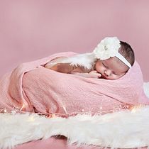 Mein Kursprojekt: Einführung in die Neugeborenenfotografie. Un projet de Photographie, Photographie de portrait, Photographie de studio, Photographie lifest, le , et Photographie intérieure de Cynthia Bull - 08.01.2022