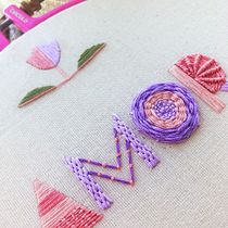 Meu projeto do curso: Técnicas avançadas para bordado de letras com tecidos coloridos . Traditional illustration, Lettering, Embroider, and Textile Design project by cristalaureliocordeiro - 01.09.2022