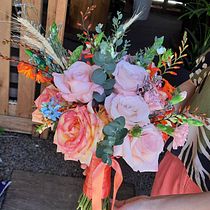 Meu projeto do curso: Design e criação de composições florais. Un progetto di Interior design, Paesaggismo, Interior Design, DIY e Design floreale e vegetale di Kalie Nunes - 10.01.2022