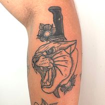 Puma, Daga y cerezos  . Projekt z dziedziny Trad, c, jna ilustracja, Projektowanie tatuaż, R, sunek botaniczn i Grafika wektorowa użytkownika Sebastian Ramirez Prats - 05.01.2022